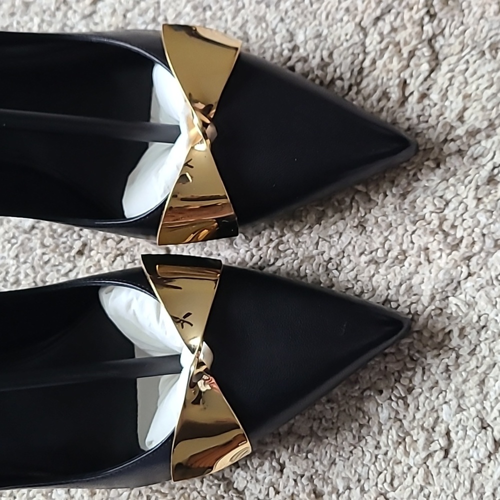 Stuart Weitzman Stanton 90 Black Leather pump With Gold Bow Detail - Picture 9 of 13
